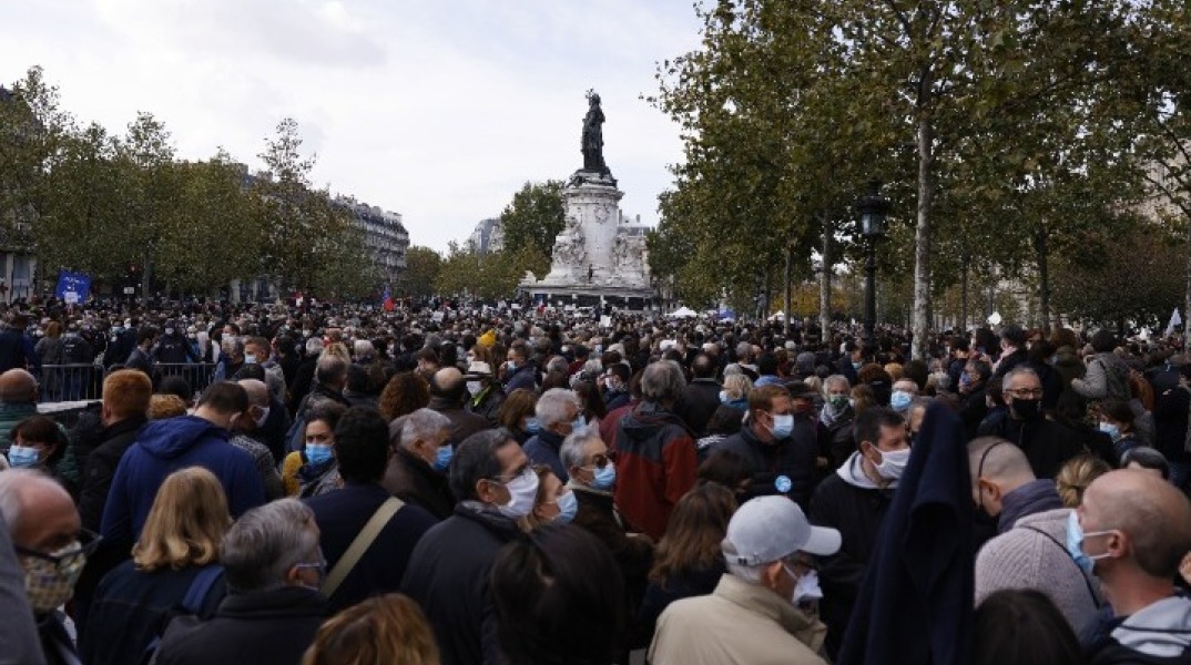Πολίτες τιμούν τη μνήμη του καθηγητή Σαμιέλ Πατί στη Γαλλία