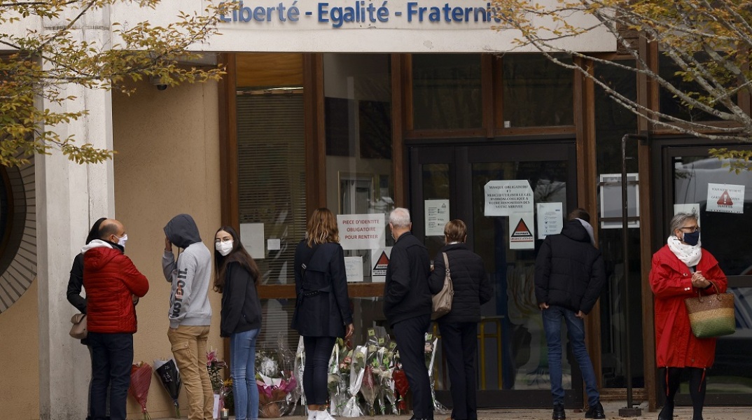 Στιγμιότυπο έξω από το σχολείο που δολοφονήθηκε καθηγητής στο Παρίσι