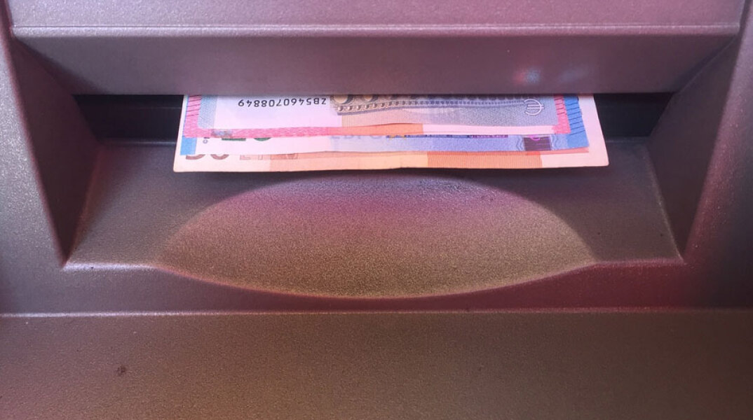 Χαρτονομίσματα του ευρώ σε ΑΤΜ