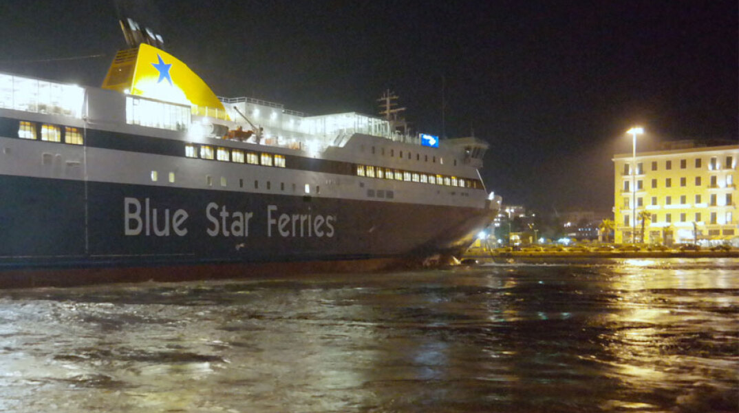 Πλοίο της Blue Star δένει στο λιμάνι του Πειραιά κατά τη διάρκεια της νύχτας (ΦΩΤΟ ΑΡΧΕΙΟΥ)