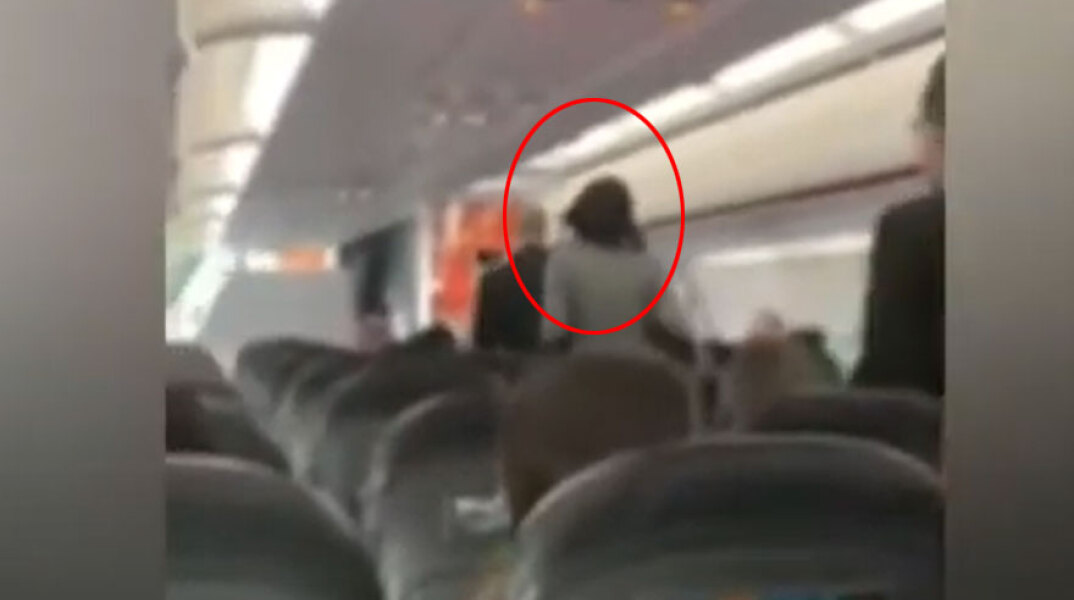 Επιβάτης κατεβαίνει από πτήση της EasyJet, αρνούμενη να φορέσει μάσκα για τον κορωνοϊό