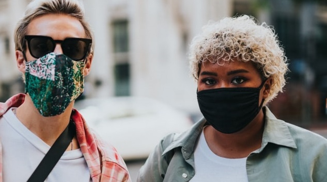 Πολίτες με μάσκα 