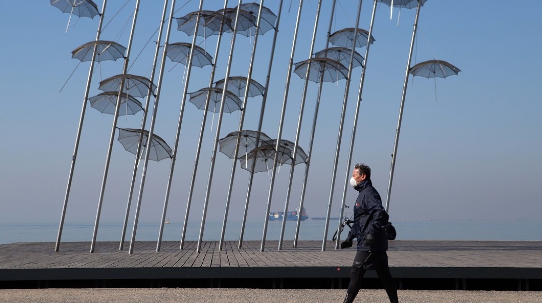 Άνδρας με μάσκα στην παραλία της Θεσσαλονίκης