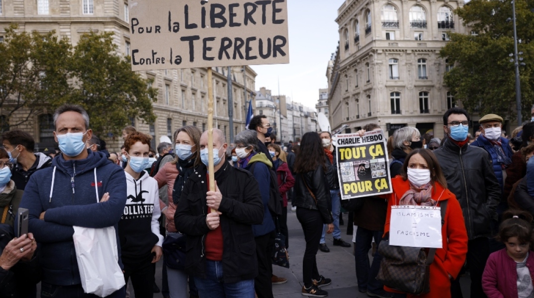 Διαμαρτυρία στη Γαλλία για τη δολοφονία του καθηγητή Samuel Paty από τζιχαντιστή