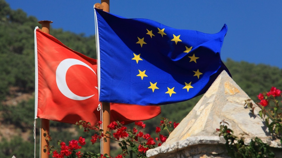 Η σημαία της Τουρκίας και της Ευρωπαϊκής Ένωσης