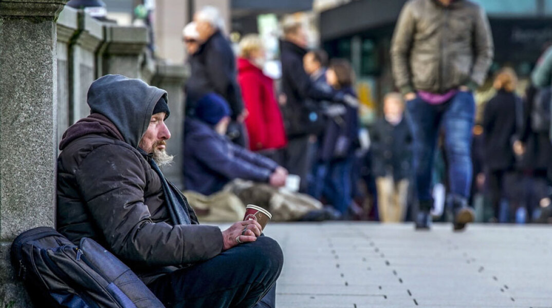 Επαίτης σε δρόμο του Αμβούργου στη Γερμανία