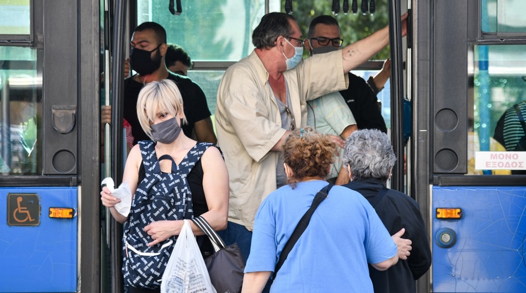 Πολίτες με μάσκα στα Μέσα Μαζικής Μεταφοράς