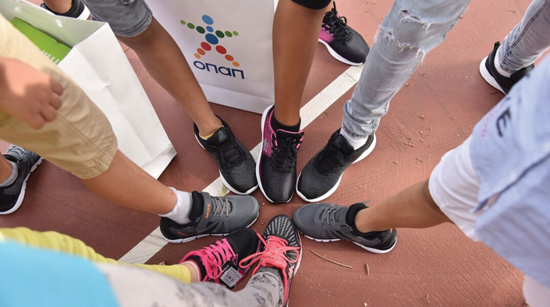 Ο ΟΠΑΠ προσφέρει παπούτσια σε παιδιά που το έχουν ανάγκη