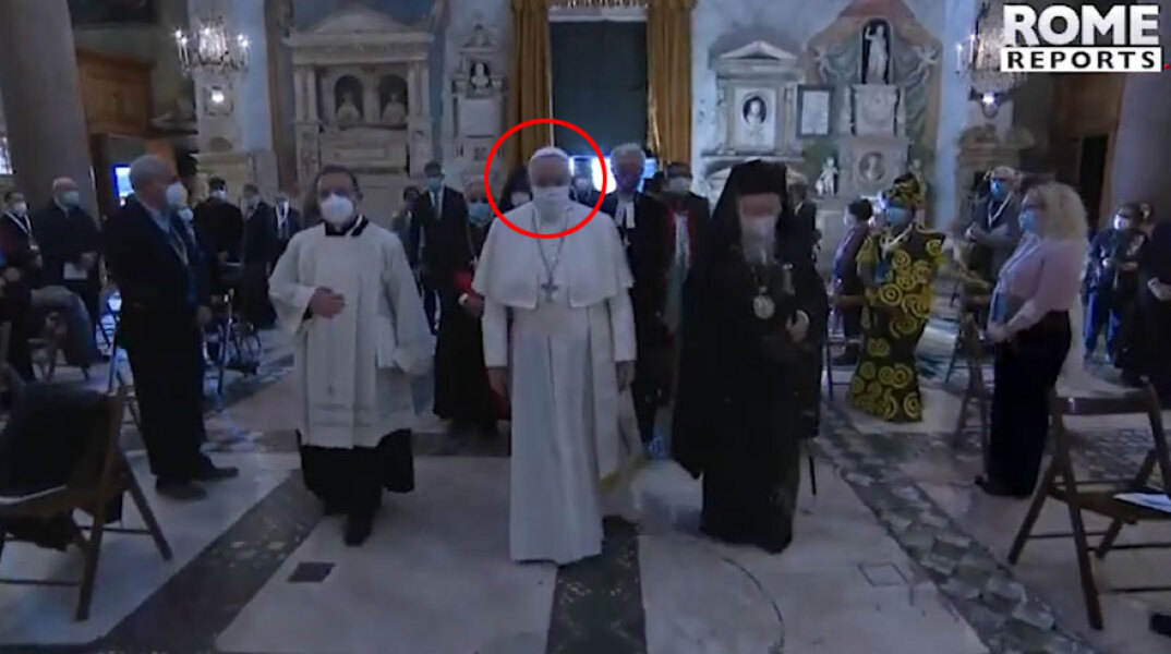 Ο Πάπας Φραγκίσκος με μάσκα για τον κορωνοϊό για πρώτη φορά σε δημόσια λειτουργία