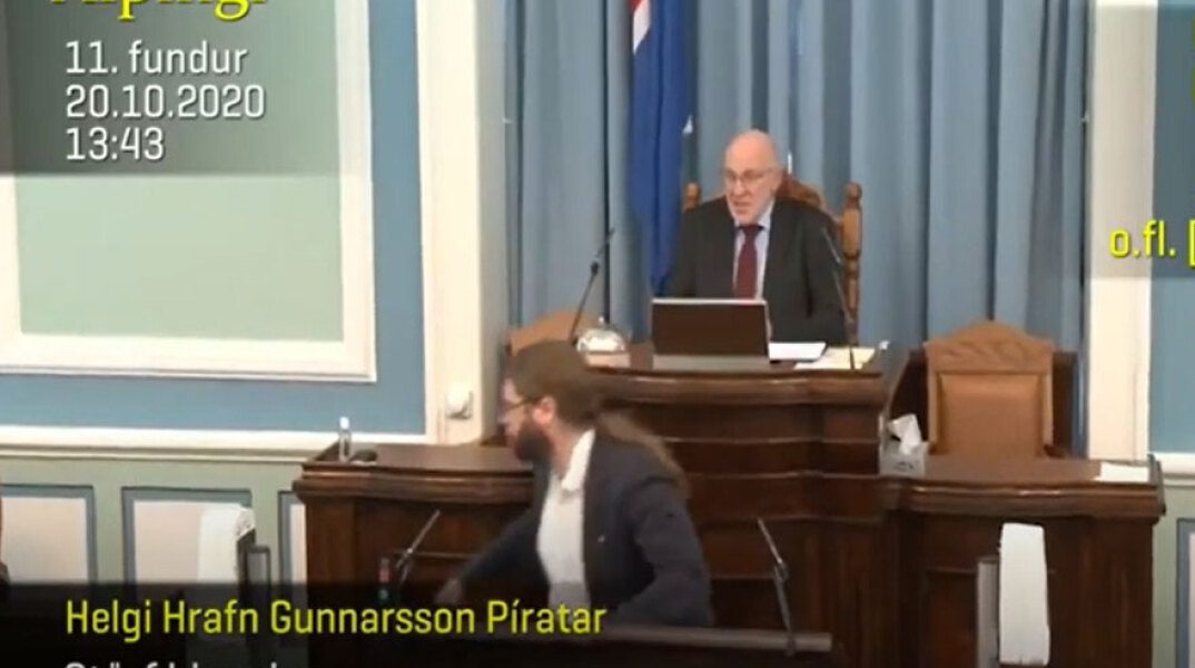 Σεισμός στην Ισλανδία: Βουλευτής τρέχει να εγκαταλείψει την κεντρική αίθουσα του Κοινοβουλίου την ώρα της σεισμικής δόνησης