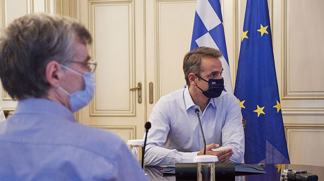 Κυριάκος Μητσοτάκης και Σωτήρης Τσιόδρας με μάσκα για τον κορωνοϊό