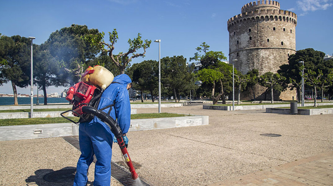 Συνεργείο απολύμανσης για τον κορωνοϊό σε ανοικτούς χώρους μπροστά από τον Λευκό Πύργο στη Θεσσαλονίκη