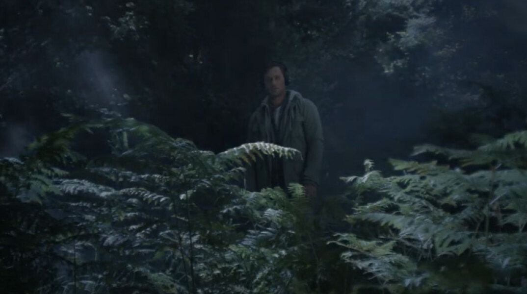 Ο Αντίνοος Αλμπάνης στο «Σιωπηλό Δάσος», το νέο τηλεοπτικό σποτ του Αρκτούρου