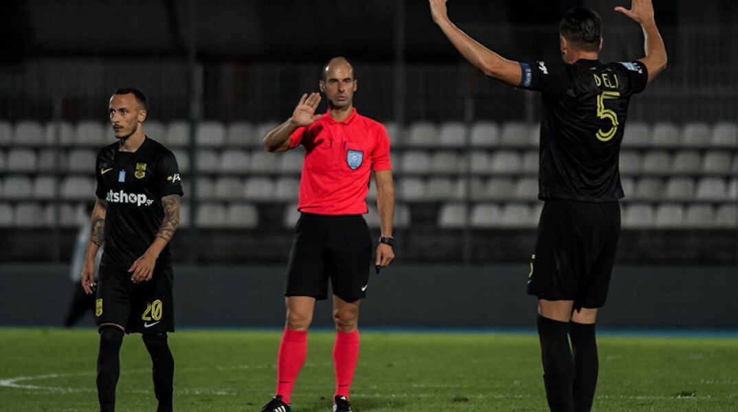 Παίκτες του Άρη σε ποδοσφαιρική αναμέτρηση