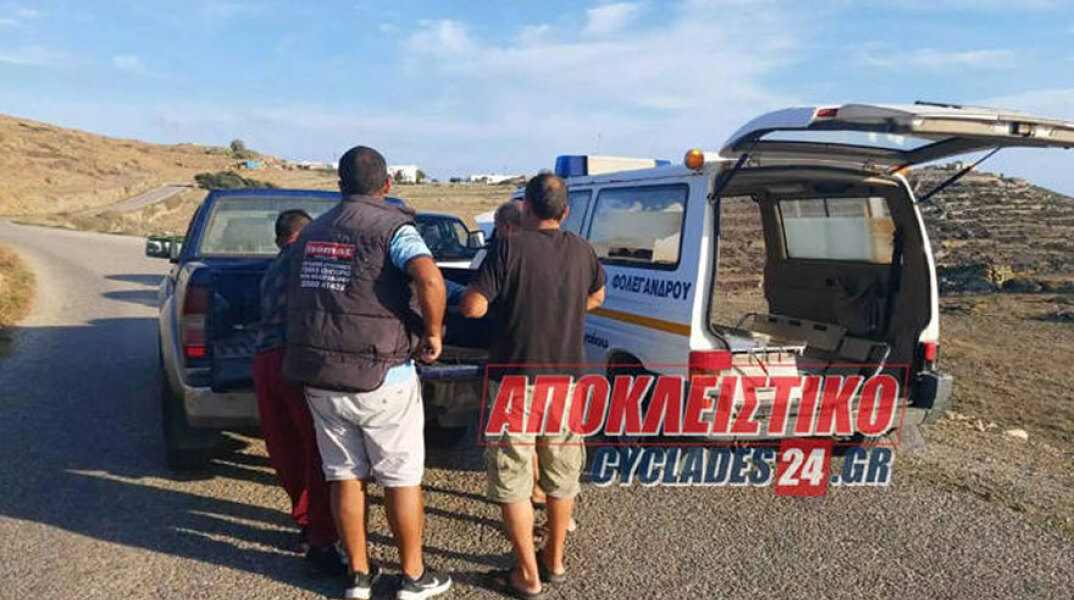 Στην καρότσα αγροτικού έβαλαν τραυματισμένη γυναίκα στη Φολέγανδρο για να τη μεταφέρουν στο ιατρείο