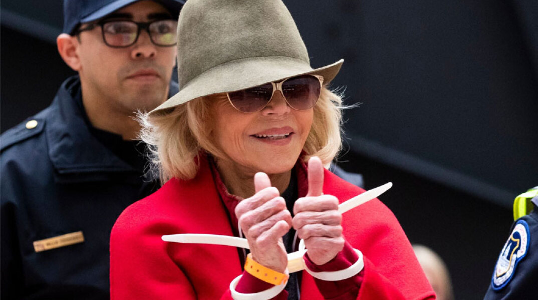 Η Τζέιν Φόντα με χειροπέδες μετά τη σύλληψή της σε συγκέντρωση για την κλιματική αλλαγή