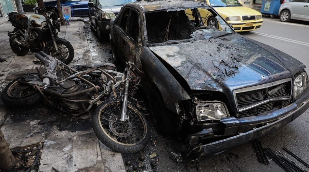 Καμένα οχήματα στην Καλλιθέα