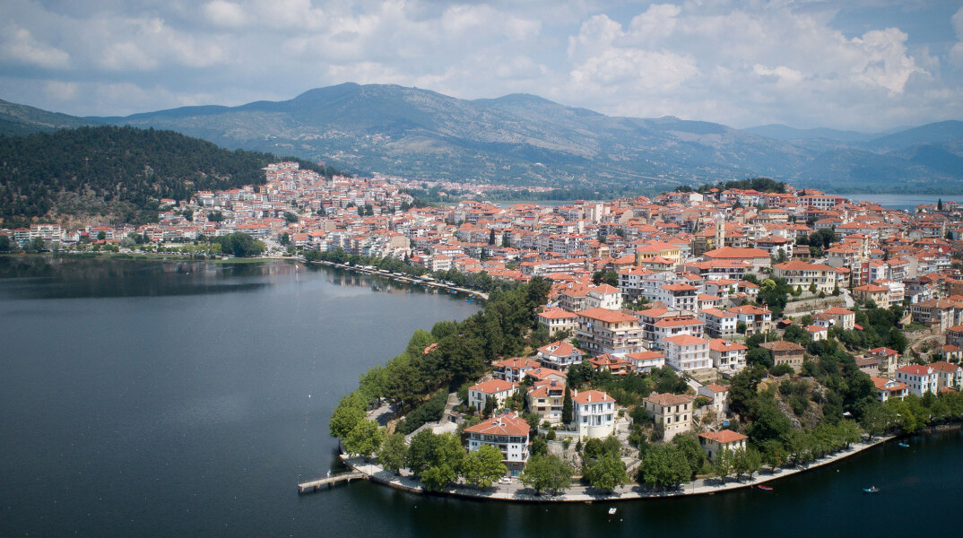Η πόλη της Καστοριάς με τη λίμνη - Επιβλήθηκε τοπικό lockdown για τον κορωνοϊό