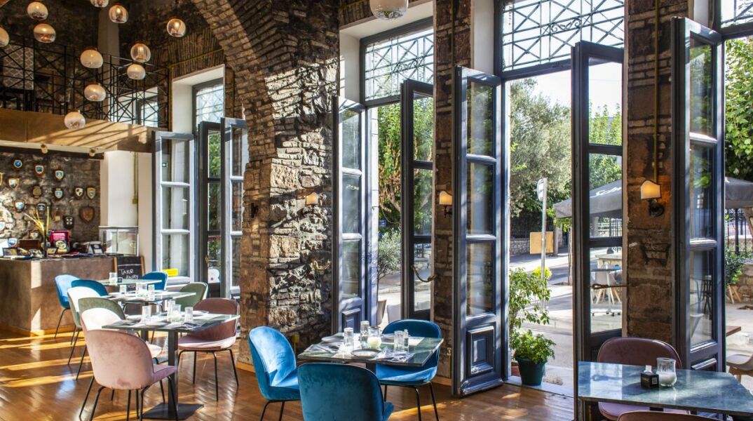 Η σάλα στο ισόγειο του L'Amiral