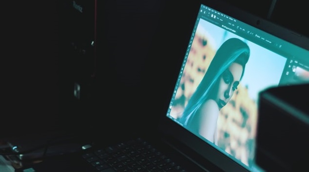 Γυναίκα στην οθόνη του laptop