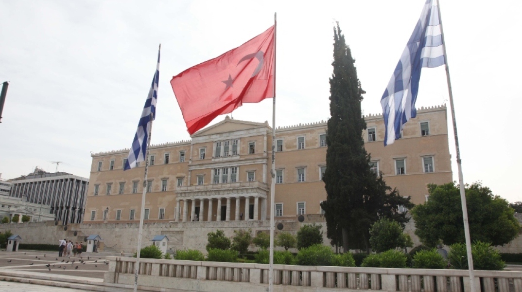 Οι σημαίες της Ελλάδας και της Τουρκίας έξω από την ελληνική Βουλή
