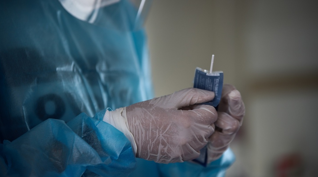 Χέρια νοσηλευτή που κρατούν τεστ ανίχνευσης κορωνοϊού
