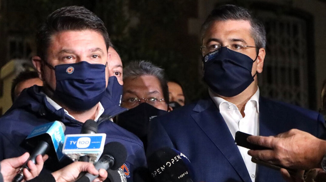 Νίκος Χαρδαλιάς και Απόστολος Τζιτζικώστας κάνουν δηλώσεις μετά την έκτακτη σύσκεψη για τον κορωνοϊό στη Θεσσαλονίκη και την Κεντρική Μακεδονία