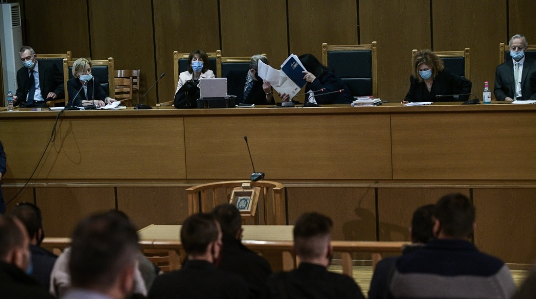 Στιγμιότυπο από τη δίκη της Χρυσής Αυγής 