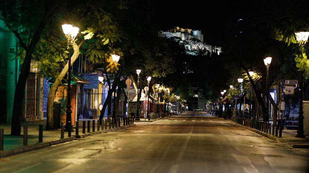 Άδειος δρόμος στη νυχτερινή Αθήνα - Από το Σάββατο 24 Οκτωβρίου 2020 τίθεται σε ισχύ το μέτρο απαγόρευσης κυκλοφορίας τις νυχτερινές ώρες