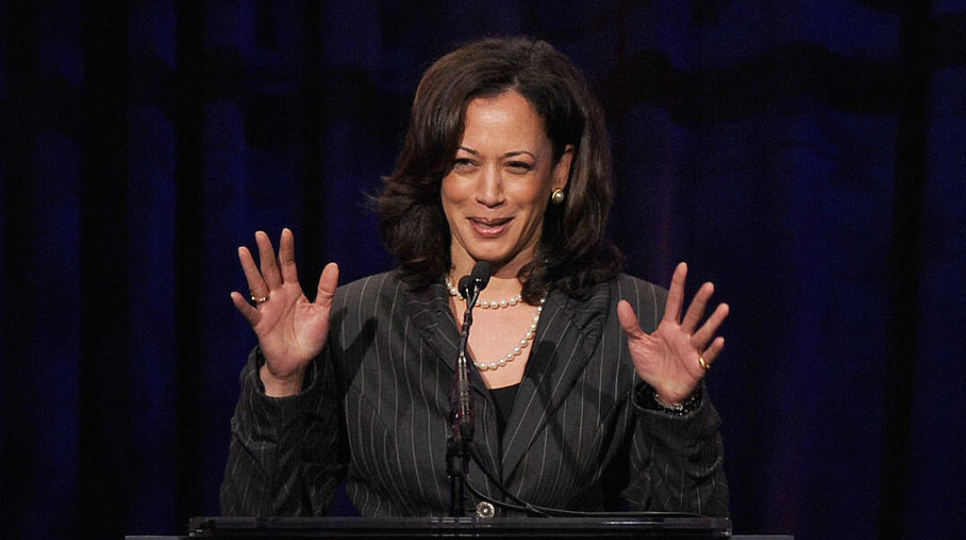 Γιατί η Καμάλα Χάρις φορά πέρλες;