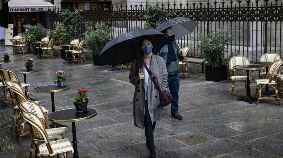 Γυναίκα με προστατευτική μάσκα για τον κορωνοϊό στο Παρίσι
