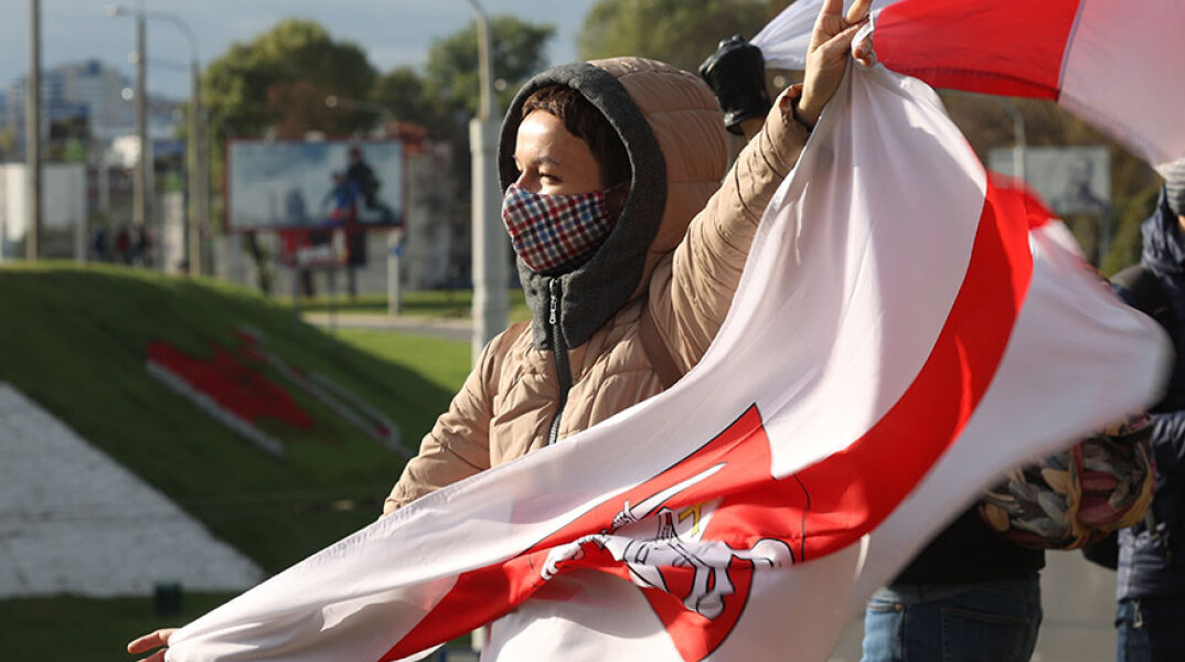 Γυναίκα διαδηλώνει στη Λευκορωσία κατά του καθεστώτος του προέδρου Λουκασένκο