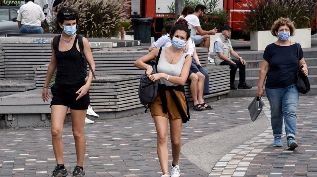 Πολίτες με μάσκα στο κέντρο της Αθήνας 