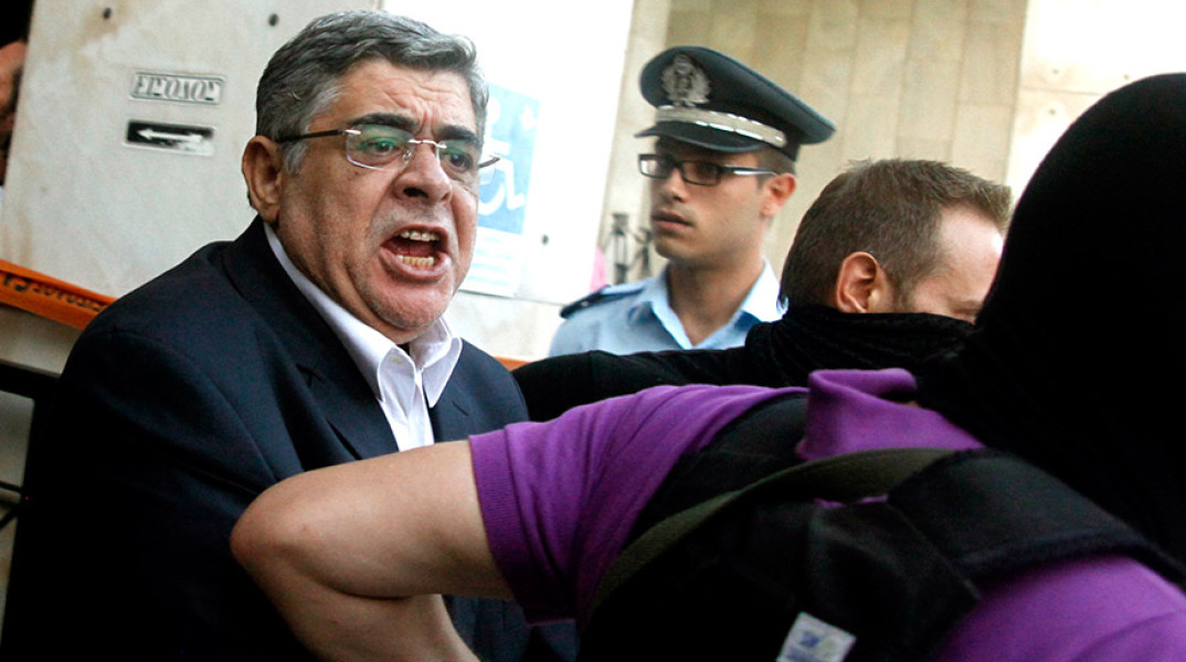 Νίκος Μιχαλολιάκος  - Στιγμιότυπο από την μεταγωγή των βουλευτών και των στελεχών της Χρυσής Αυγής στον Εισαγγελέα και κατόπιν στον ανακριτή,με την κατηγορία της σύστασης εγκληματικής οργάνωσης Σάββατο 28 Σεπτεμβρίου 2013