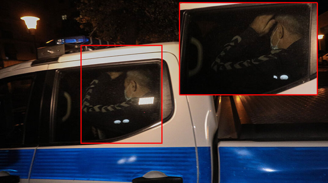 Ο Γιώργος Ρουπακιάς, ο δολοφόνος του Παύλου Φύσσα, μέσα σε περιπολικό οδηγείται στη ΓΑΔΑ μετά τη σύλληψή του