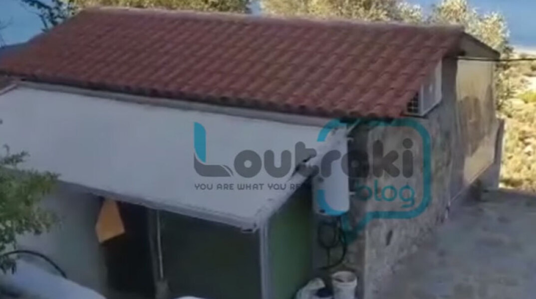 Το σπίτι στο Λουτράκι, στην περιοχή Φλάμπουρο, όπου δολοφονήθηκαν η 43χρονη και ο 42χρονος