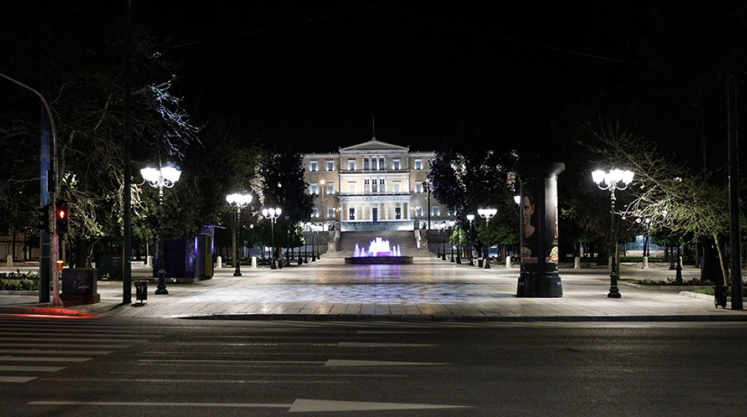 Εικόνα από την άδεια πλατεία Συντάγματος