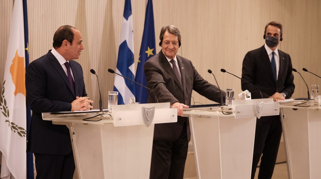 Στιγμιότυπο από την τριμερή συνάντηση Μητσοτάκη- Σίσι- Αναστασιάδη