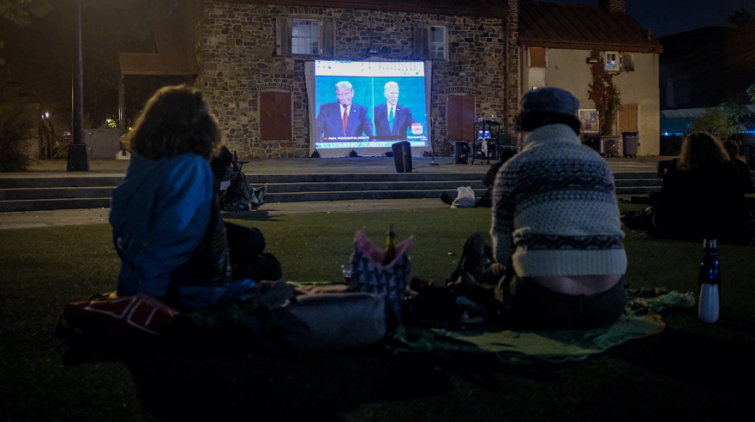 Αμερικανοί πολίτες παρακολουθούν το debate Τραμπ-Μπάιντεν στο Μπρούκλιν