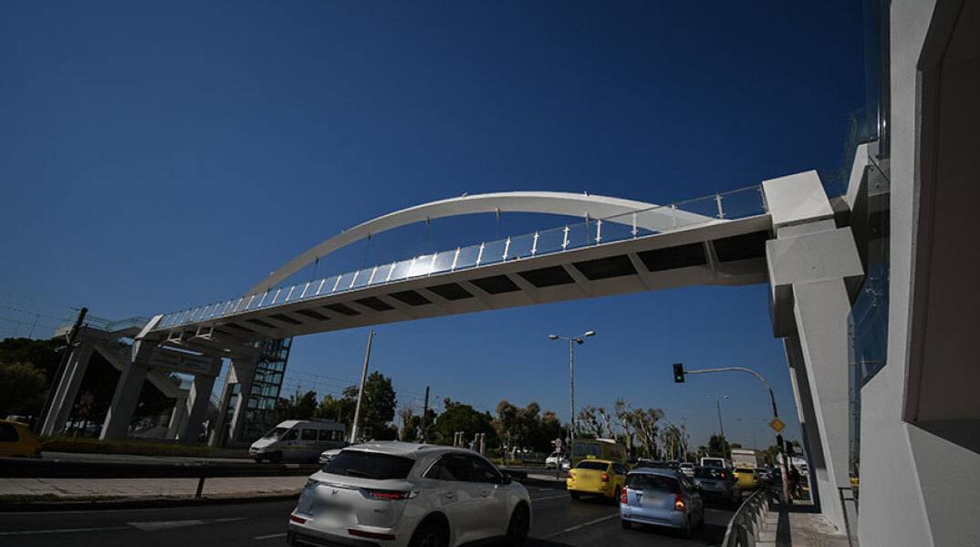 Η νέα πεζογέφυρα στον Άλιμο δόθηκε προς χρήση για το κοινό