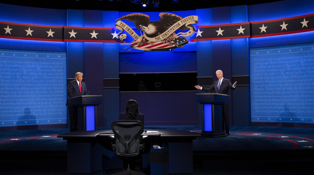 Στιγμιότυπο από το δεύτερο ντιμπέιτ Τραμπ-Μπάιντεν για τις προεδρικές εκλογές στις ΗΠΑ