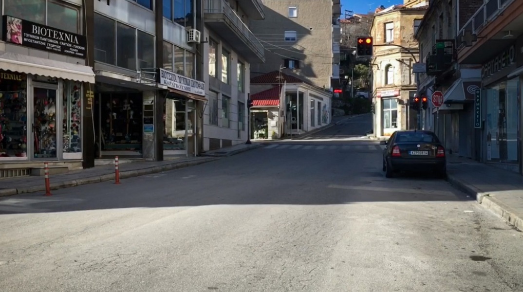 Άδειοι δρόμοι στην Καστοριά