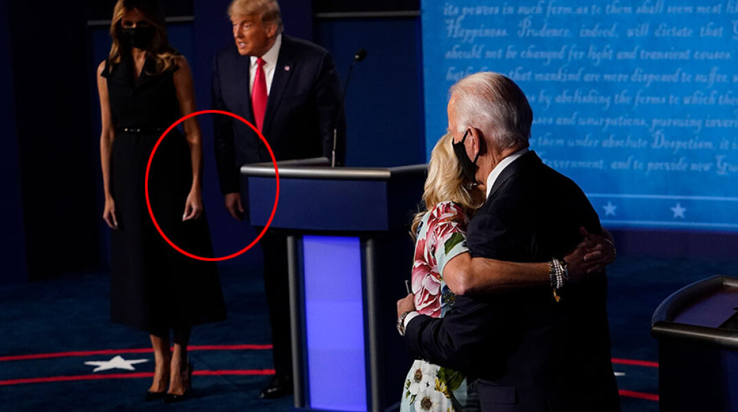 Αμερικανικές εκλογές 2020: Η «ζεστή» αγκαλιά του Τζο Μπάιντεν με τη γυναίκα του μετά το τέλος του debate - Στο βάθος η Μελάνια και ο Ντόναλντ Τραμπ
