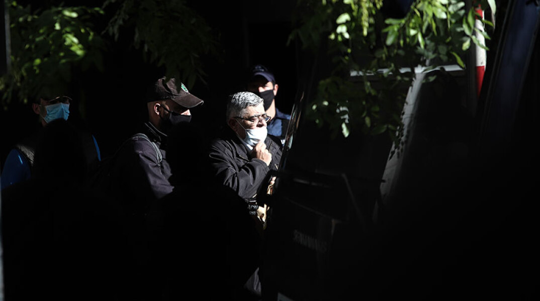 Ο Νίκος Μιχαλολιάκος, αρχηγός της Χρυσής Αυγής, οδηγείται στην κλούβα της Αστυνομίας που θα τον μεταφέρει στις φυλακές Δομοκού