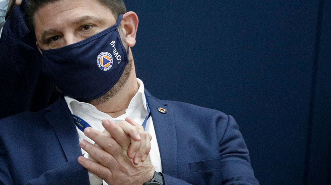 Νίκος Χαρδαλιάς με προστατευτική μάσκα για τον κορωνοϊό