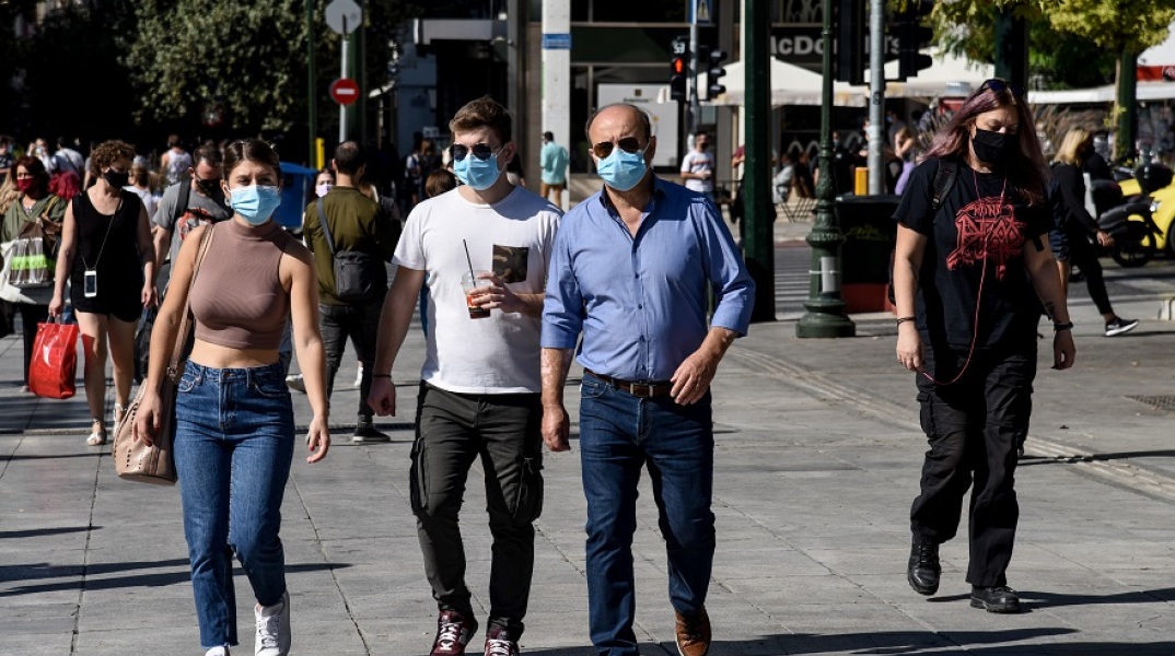 Πολίτες με μάσκες στο κέντρο