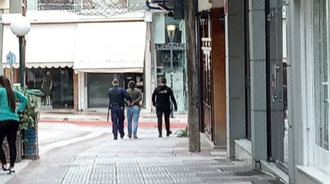 Αγρίνιο : Άντρας μαχαίρωσε δύο γυναίκες στο κέντρο της πόλης