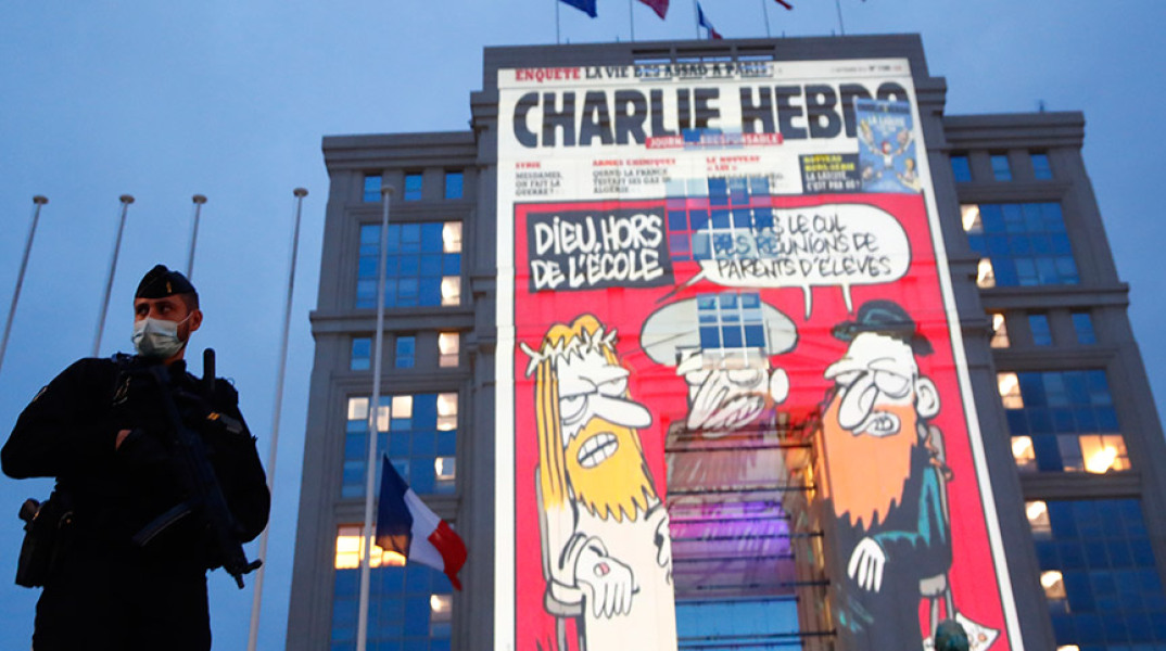Παρίσι - Προβολή γελοιογραφιών του Charlie Hebdo σε δημόσια κτίρια