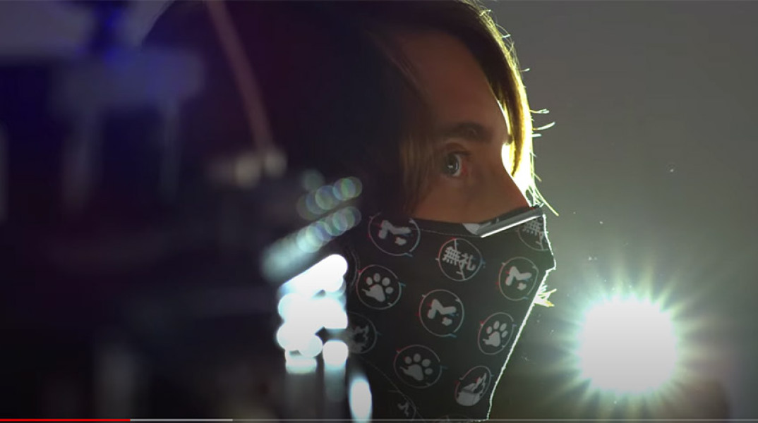 Tι συμβαίνει όταν μιλάμε ή βήχουμε με μάσκα & χωρίς