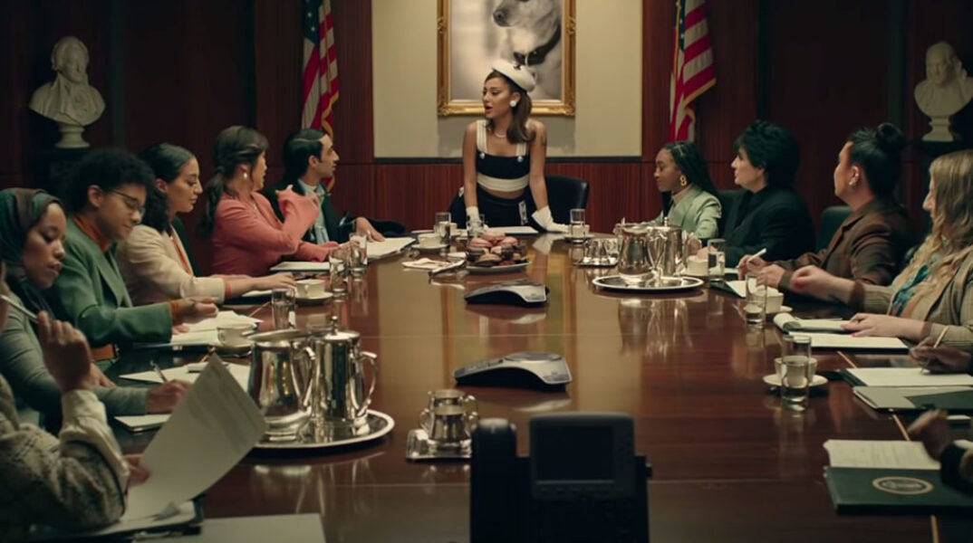 Στιγμιότυπο από το νέο βιντεοκλίπ της Αριάνα Γκράντε